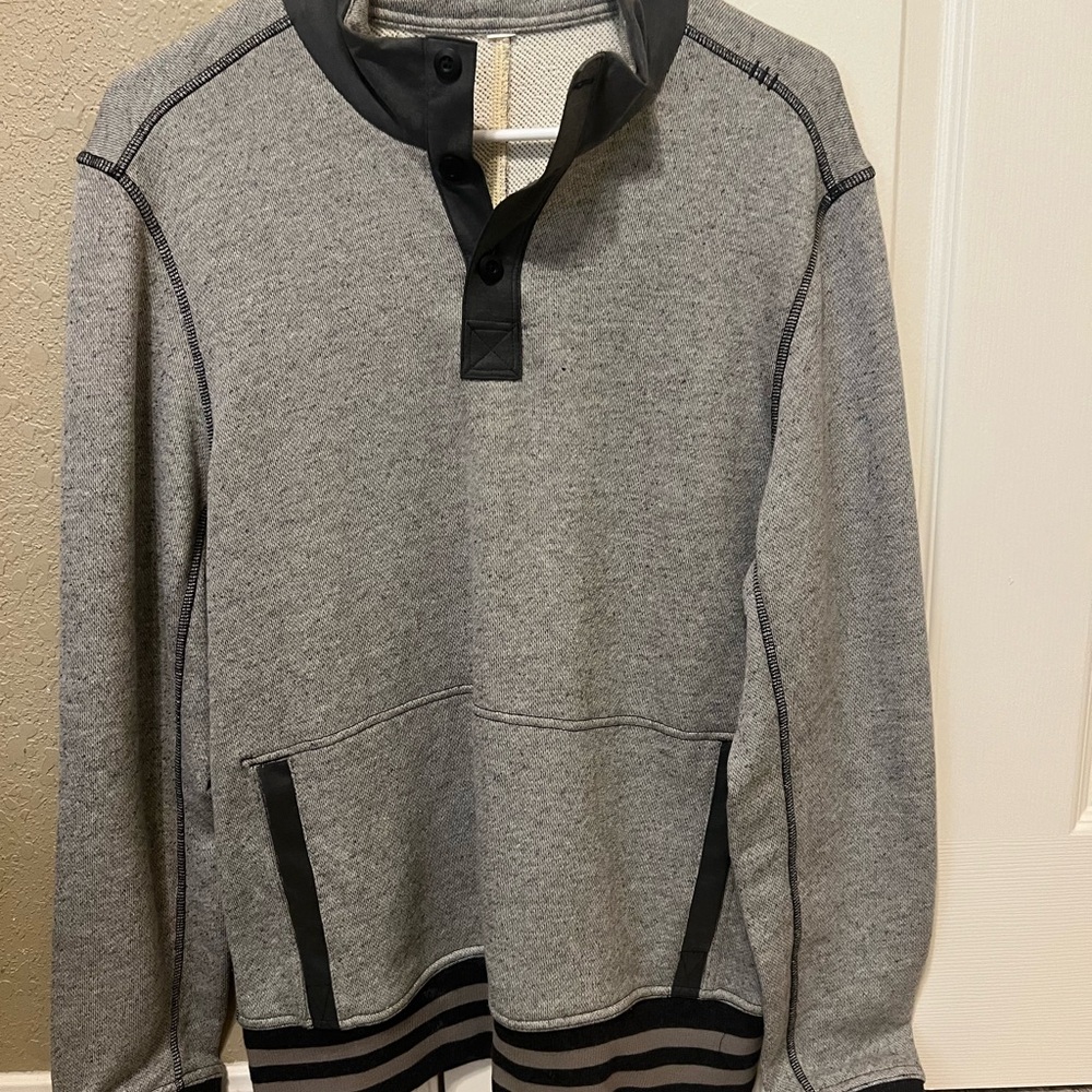 Pre-owned Lululemon sweater. size M.